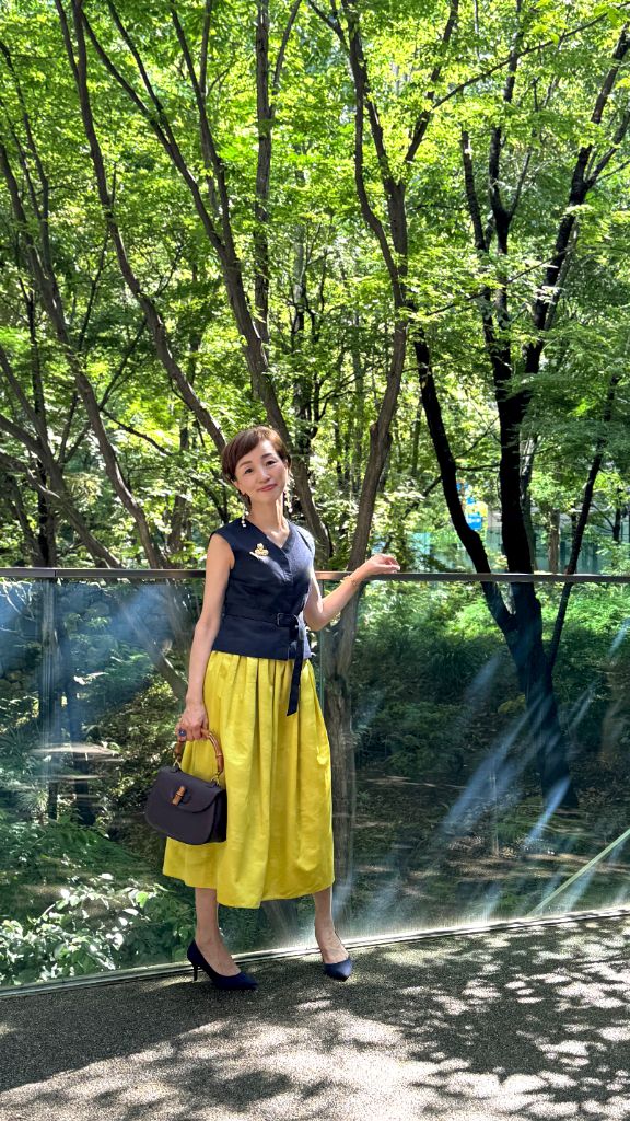軽井沢の緑の中で笑顔の女性